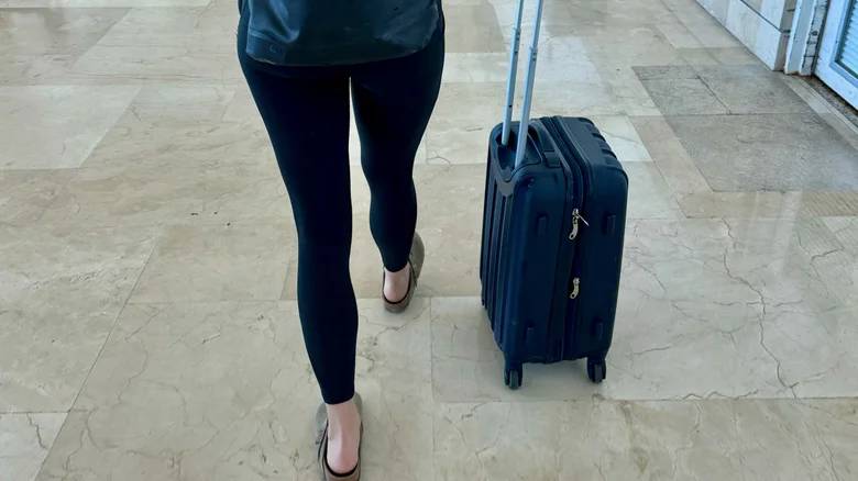 Tại sao không nên mặc legging khi đi máy bay?