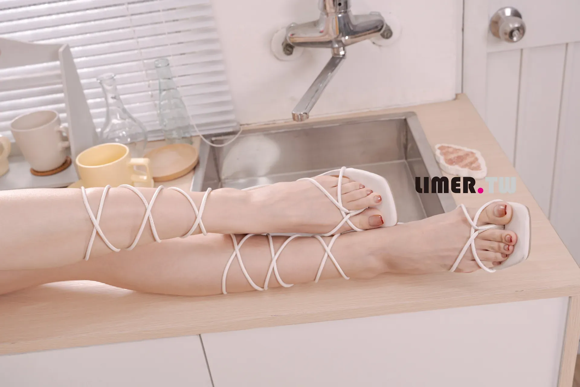 『套图』语葳 Jaly 美脚直接对你贴脸挑逗 - Limerence 套图 预览图