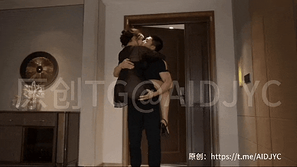 AI 真人短剧 —《少妇攻略》第1集 他刚到上海送快递，第一单就是一盒壮阳套。香榭丽301的贵妇韩秋雅当着阳痿老公的面，把用不上的套塞 动漫视频 PC端 预览图